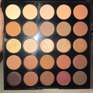 25 B morphe eyeshadow palette